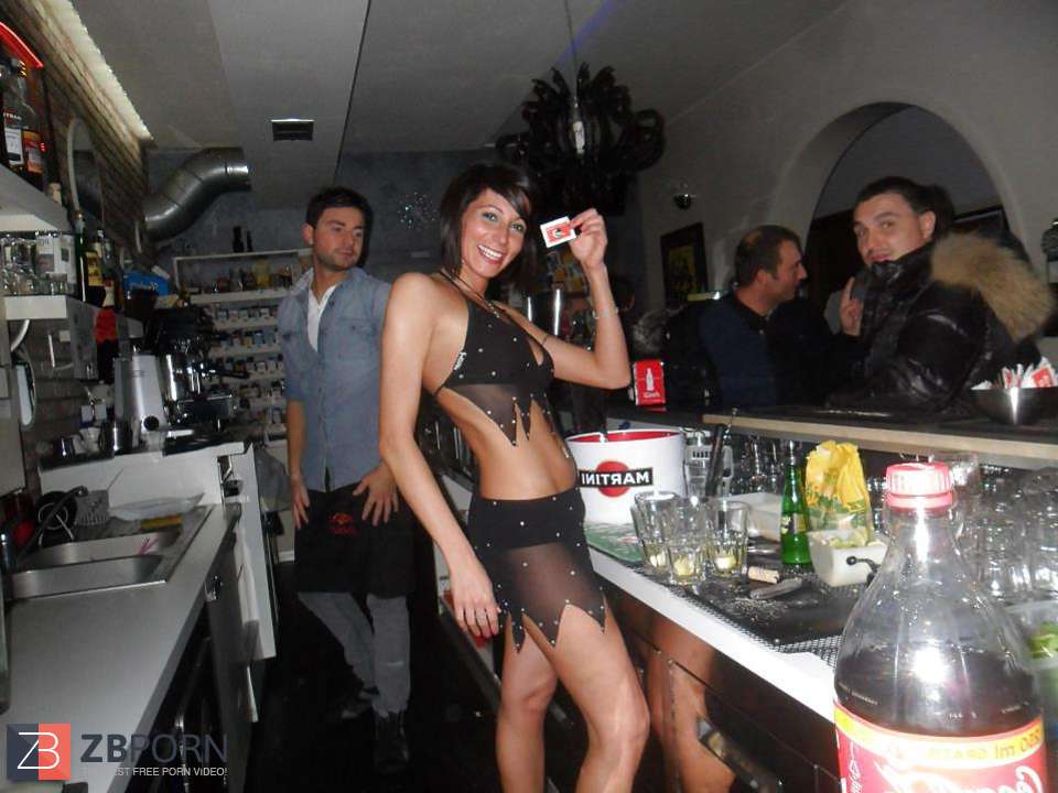 Пьяная красивая девушка разделась в баре