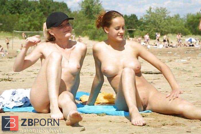 Girls nudists showing off