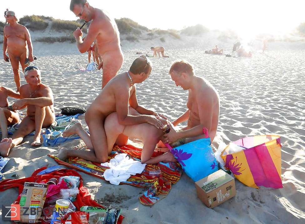 Нудисты занимаются групповым сексом на пляже онлайн