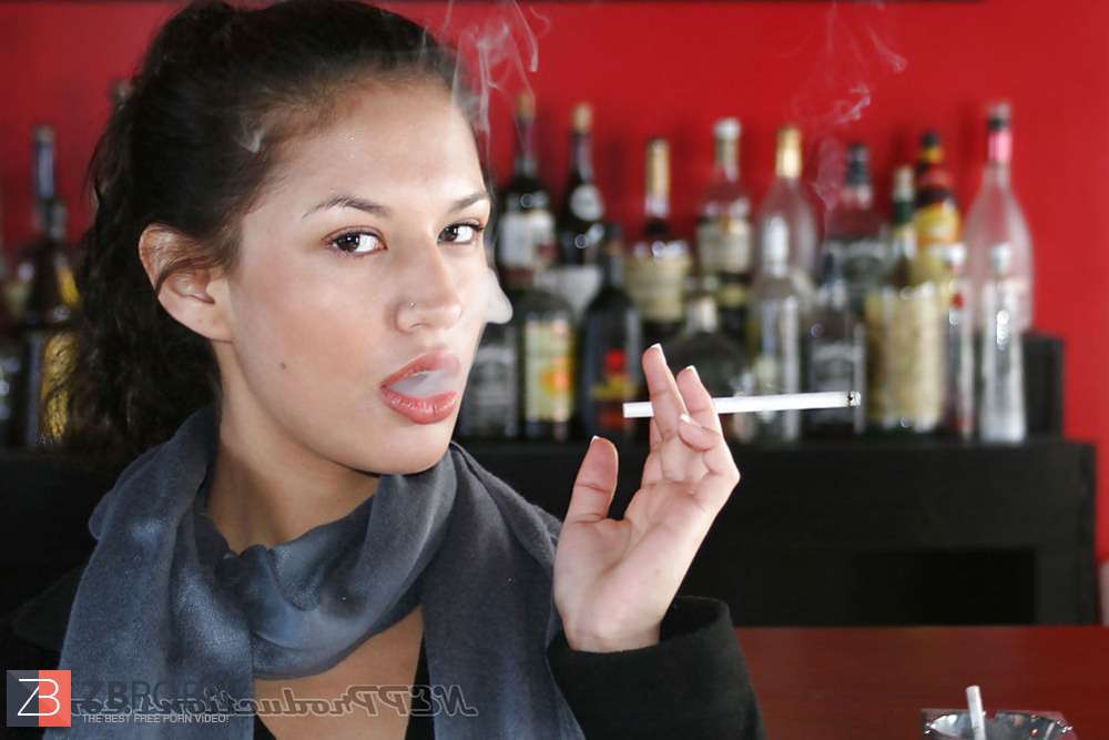 Raquel Diamond Smoking Fetish At Dragginladies Min Sec 3