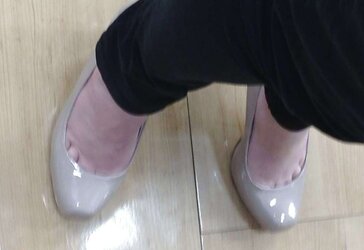 Fresh high-heeled slippers out shopping