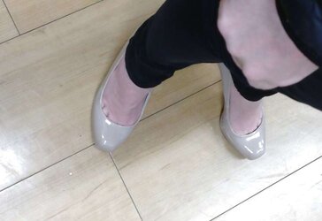 Fresh high-heeled slippers out shopping