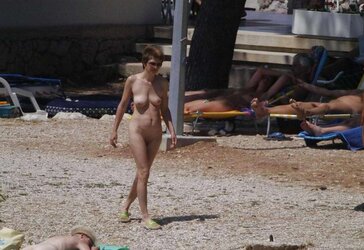 088 Bare on the beach Desnudas en la playa