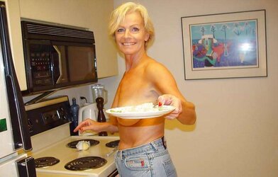 Justine a mature blond complying breakfast