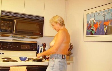Justine a mature blond complying breakfast