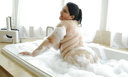 PLUMPER Frauen mit grossen Bruesten im Bad unter der Dusche