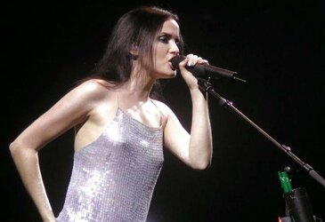 Popstar Andrea Corr lil' without bra boobs gallery(You like?)
