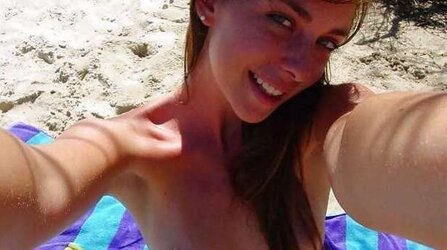 Jeune fille nue a la plage