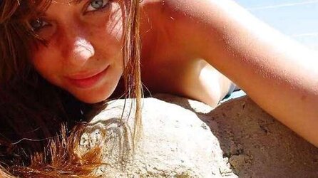 Jeune fille nue a la plage