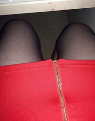 Das rote Kleid und Strumpfhosen
