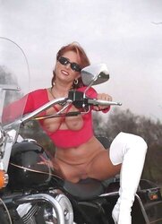 Femme nue sur moto