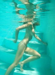 Hotlegs-teenager under water