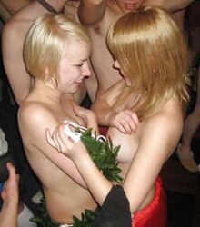 Nude teenager femmes.