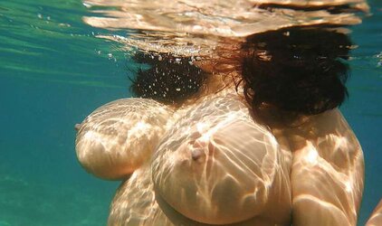 Gigantic Hooters zwei Frauen unter Wasser