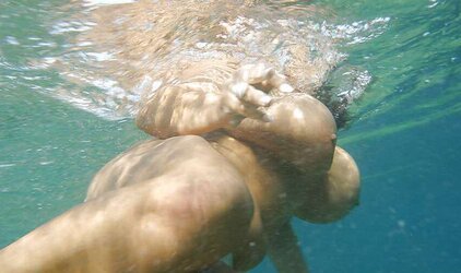 Gigantic Hooters zwei Frauen unter Wasser
