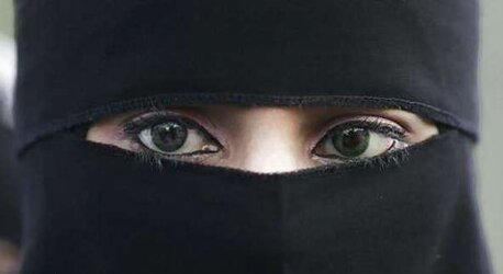 Non-porno Arab dame, with or sans hijab