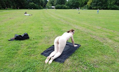 Nackt im Stadtpark, naked public park