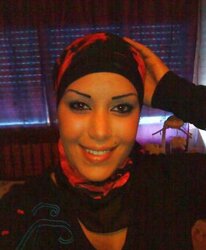 Porte le hijab au bled mais vrai salope dans la cite
