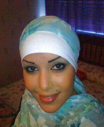 Porte le hijab au bled mais vrai salope dans la cite