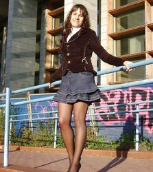 Hotlegs-mini-skirt stunner