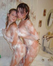 Les jeunes salopes sous la douche