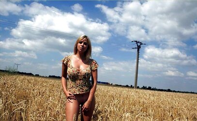 Katerina Hovorkova - Bare In The Wheat Flogs