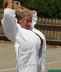 BB demonstrates her Gunns at the pool!