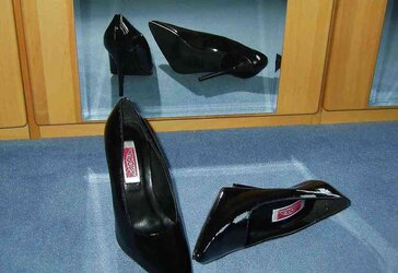 Her high-heeled shoes ans more