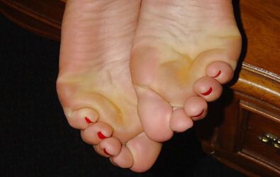 Aria Giovanni displays every toe after switching clothes