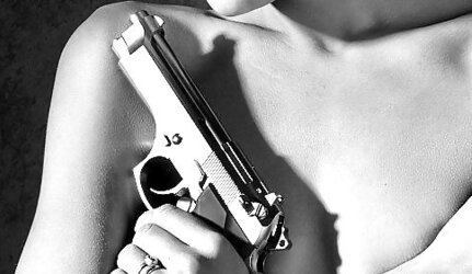 Femmes with gun ang knife