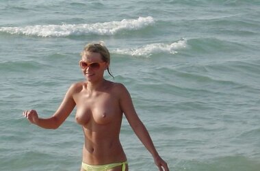 Beach femmes demonstrate their boobs