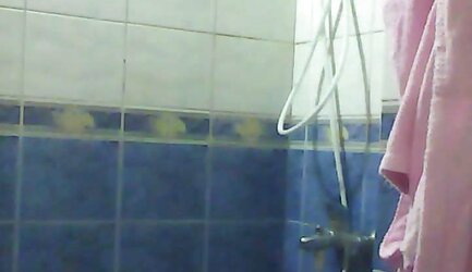 Baldiz banyoda gizli kamera - sister in-law shower