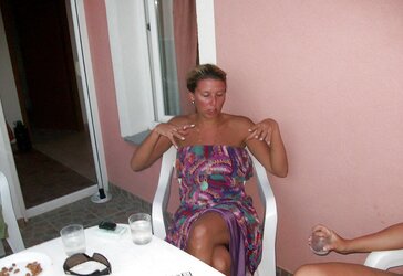 Stolen Pictures - Gang of Gals in Holidays Part