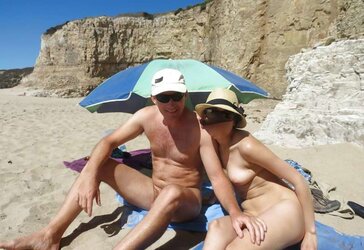 Playa nudista con un extrano