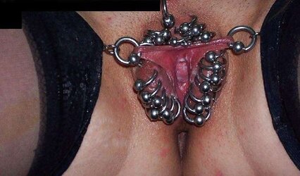 Extrem piercing vagina