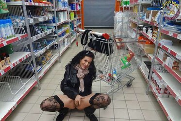 Salope exhibitionniste toute nue dans un magasin