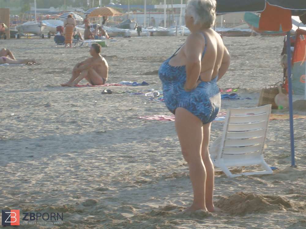Nackt oma am strand