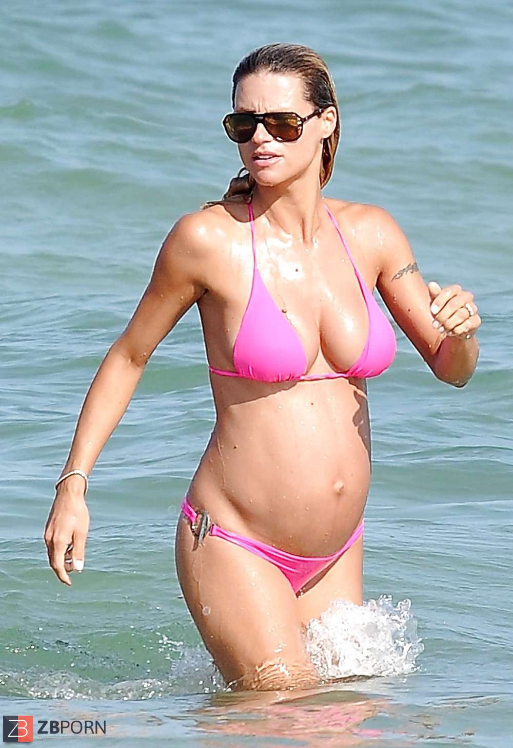 Steamy Pregnant Celeb Michelle Hunziker In Bathing Suit