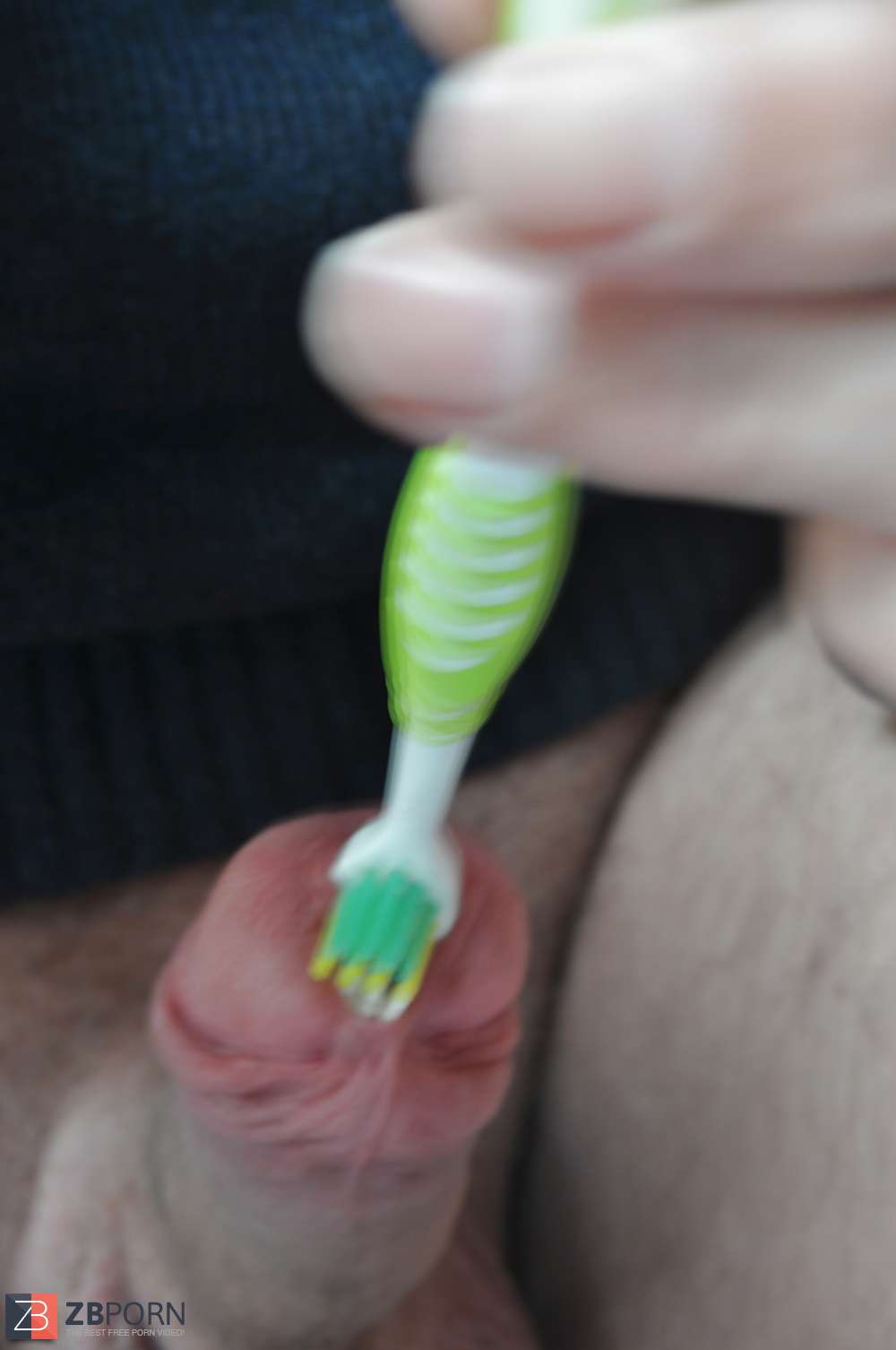 на зубную щетку порно фото 21