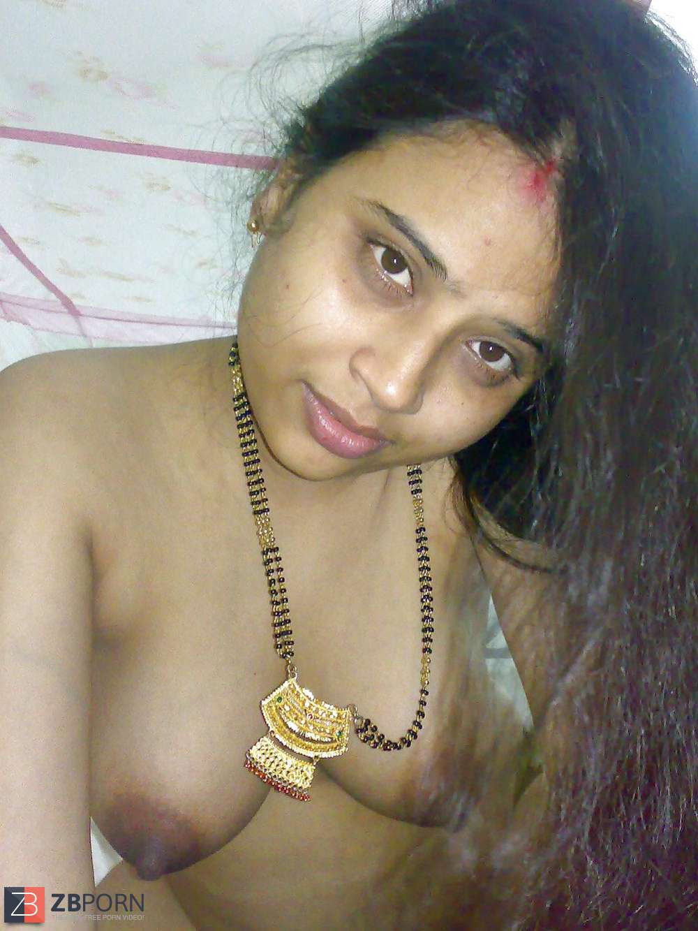 INDIAN SUPER-SEXY HOUSEWIFE photo