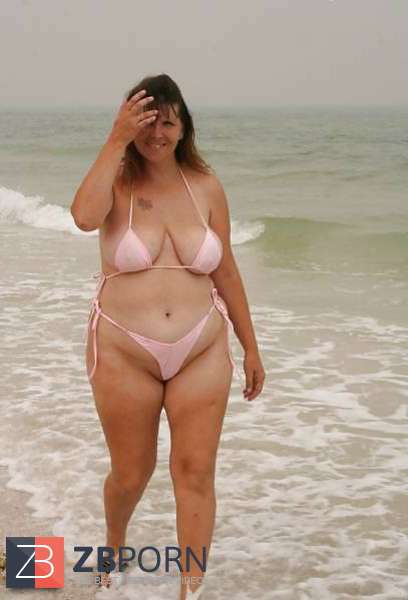 Contributions perso. 3 bombasses matures sexhibent à la plage Sam encore une fois sur 2folie pour une séance photo en bikini et nue.