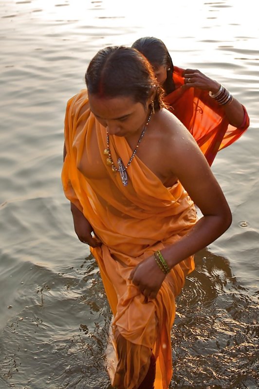 Women Bathing Porn - Indian Women bathing at sea ganga - ZB Porn