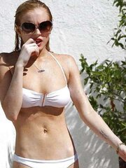 Lindsay Lohan ... Scorching Crimson Lip Liner By The Pool